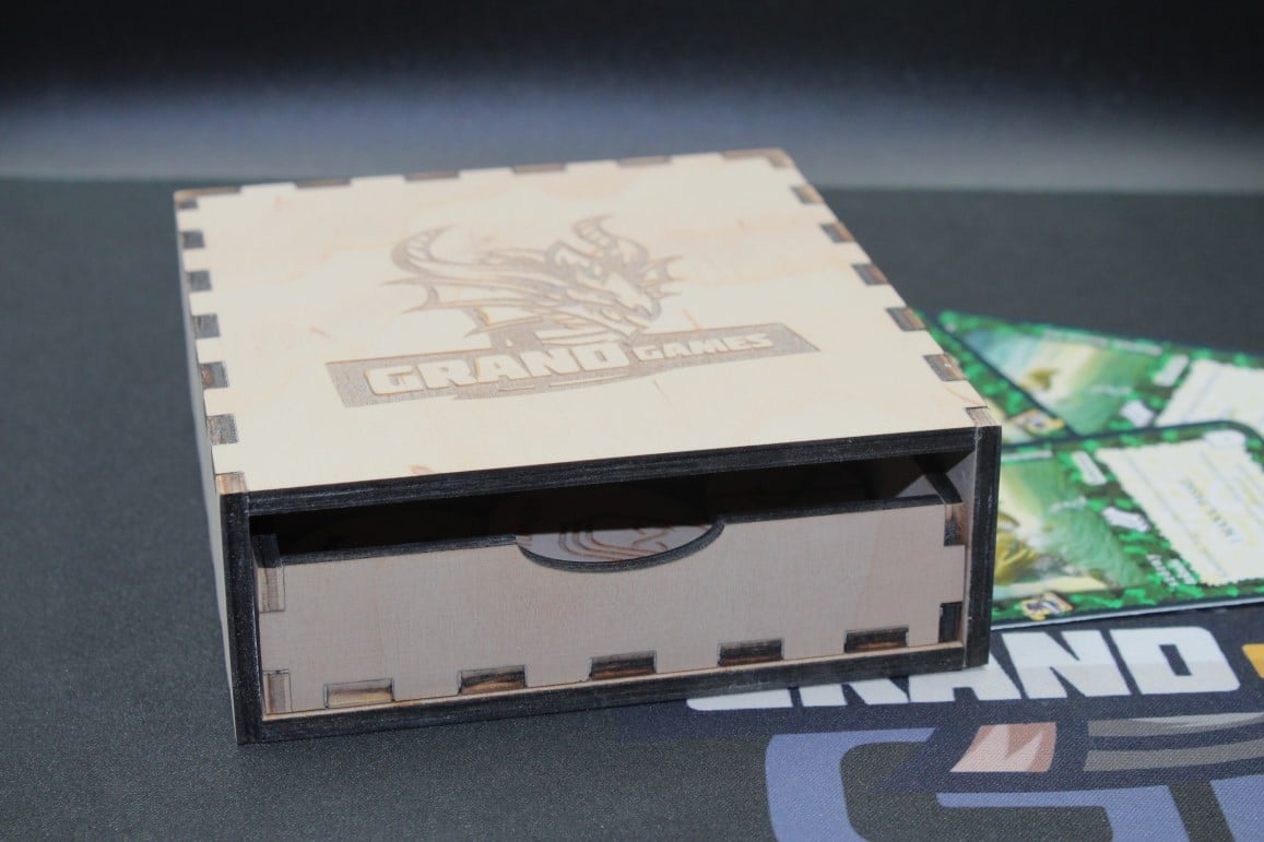 Ízléses fa dobozban érkeznek a jelölők