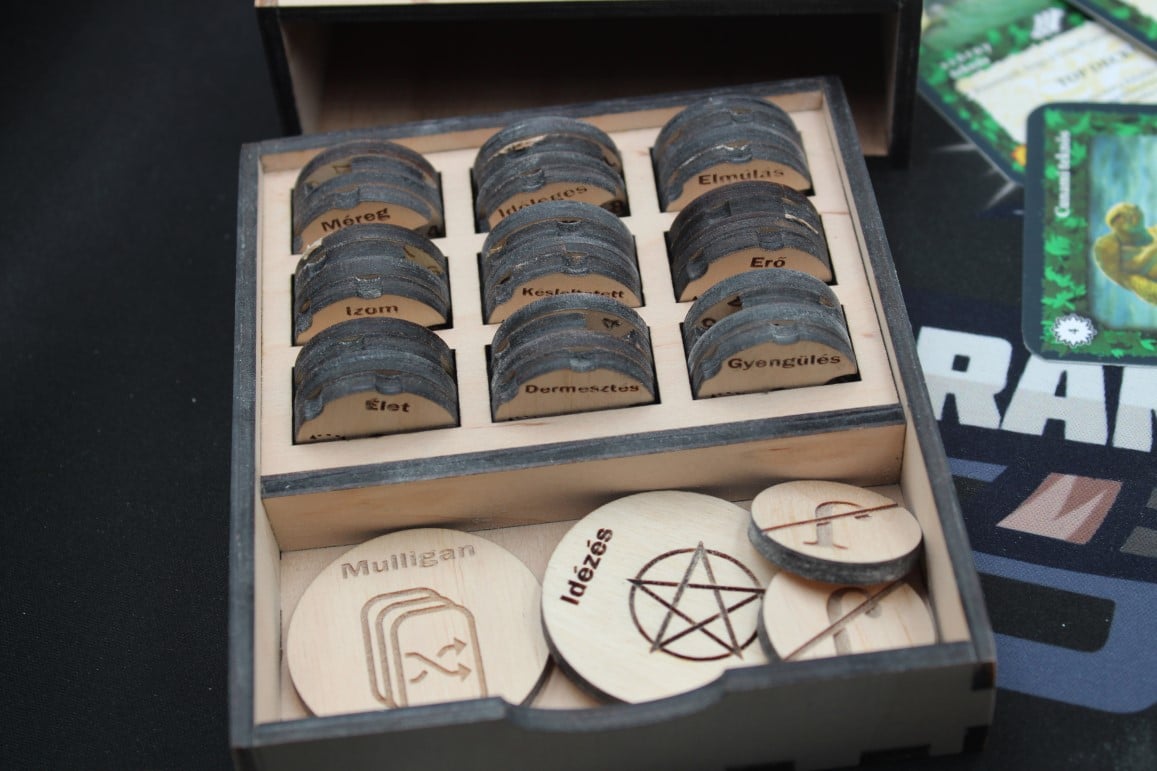 Mulligan és Idézés jelölő is van a dobozban