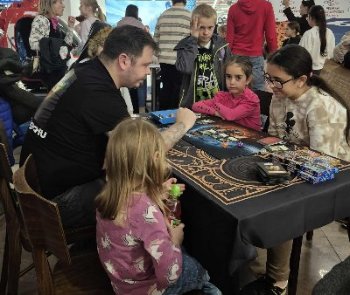 Zoli gyerekeknek mutatja be a játékot 1